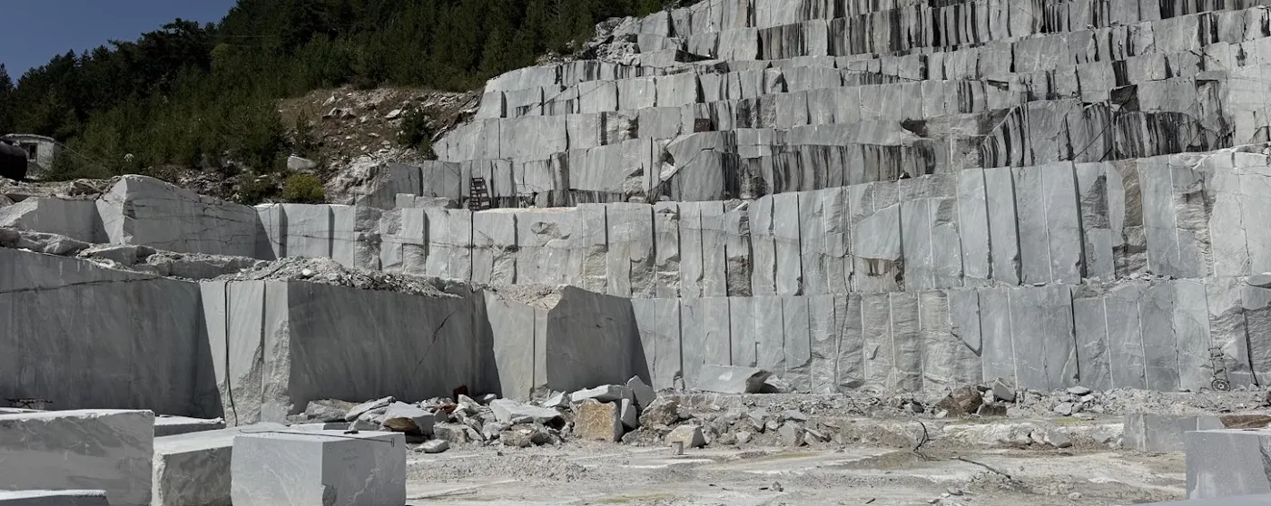 Grey stone quarry, block extraction