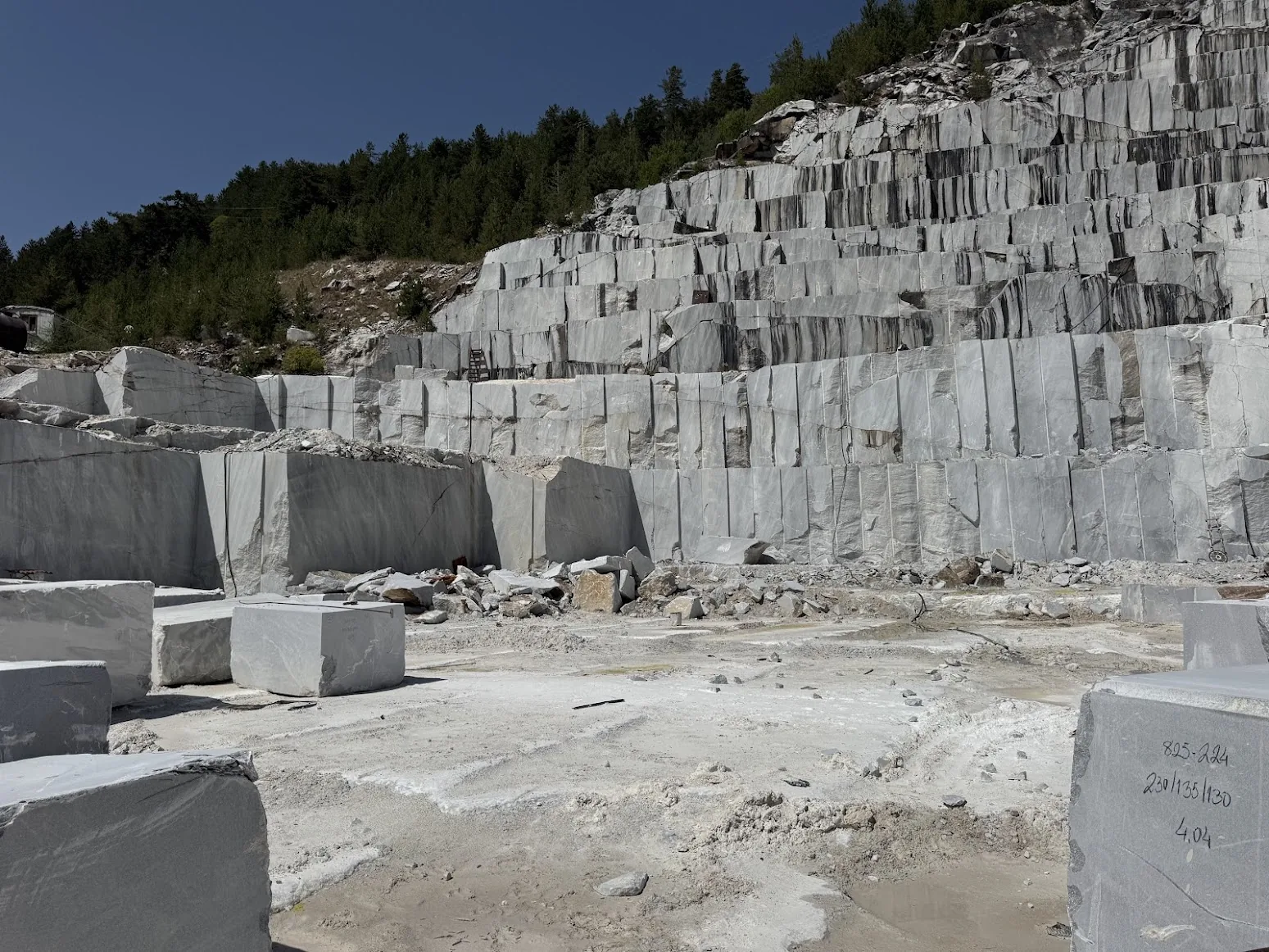 Grey marble quarry face, block extraction